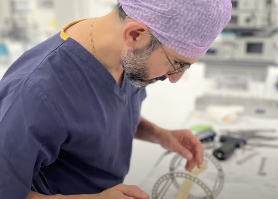 Professor Heidari operating in theatre