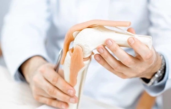 Growing new bone across a gap in the thigh, without an external frame